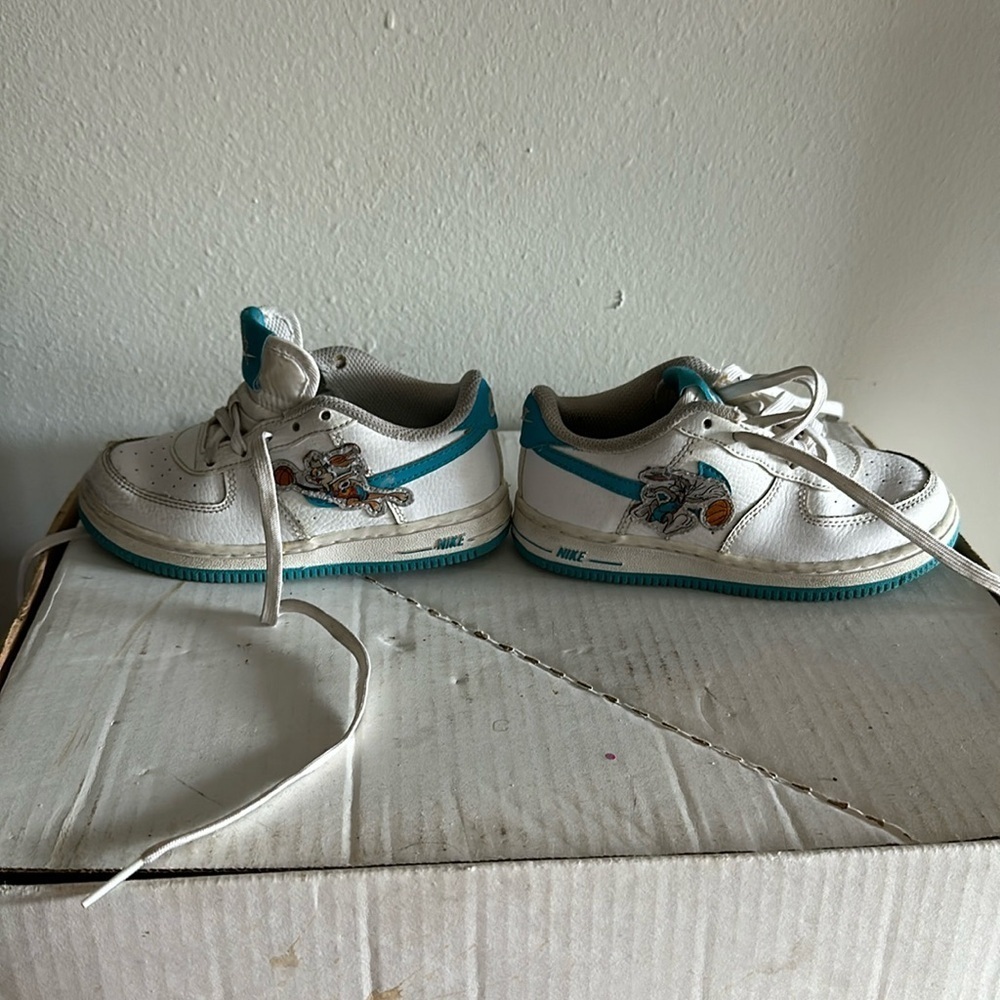 Kids size 10 Air Force hare